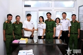 Servicewoman returns lost wallet to foreigner